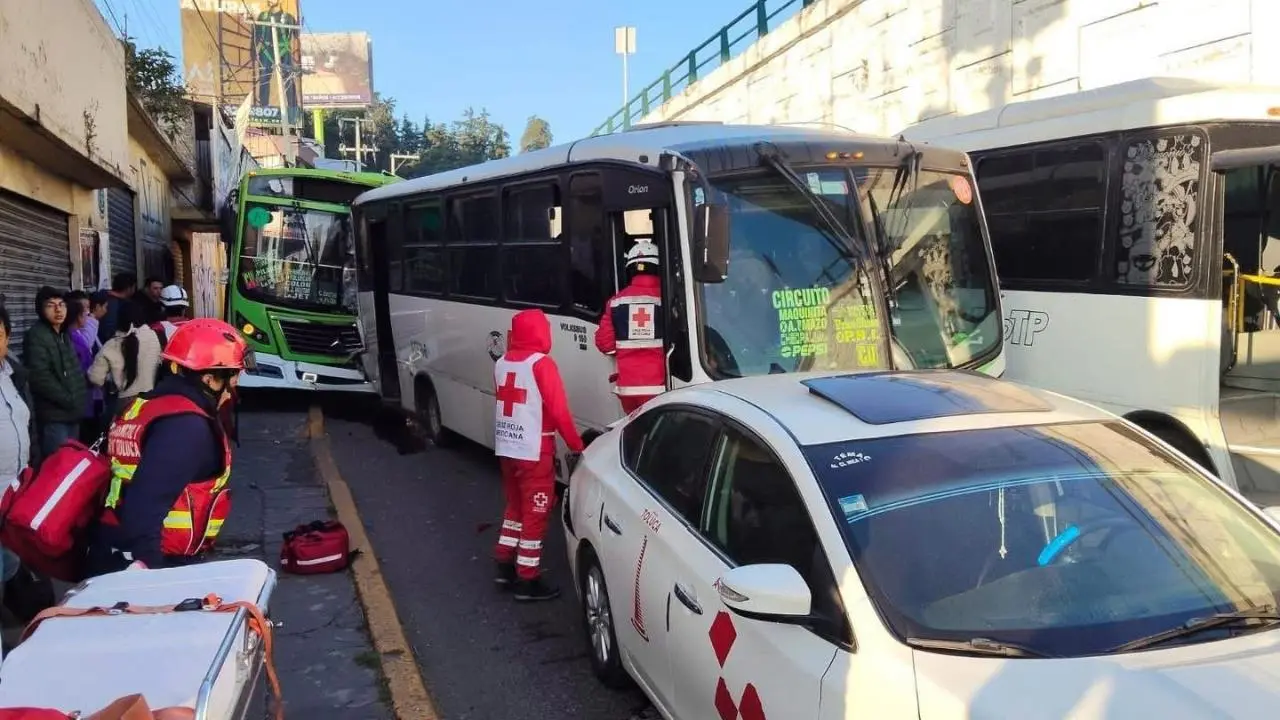 Choque múltiple en Toluca entre dos autobuses y un taxi deja al menos 15 heridos. Foto: Está del carajo Toluca