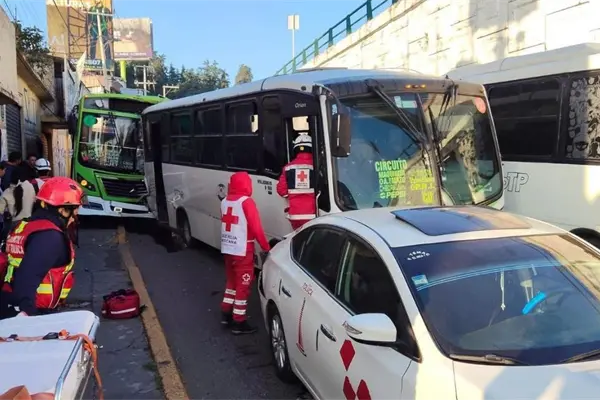 Choque múltiple en Toluca entre dos autobuses y un taxi deja al menos 15 heridos Choque múltiple en Toluca entre dos autobuses y un taxi deja al menos 15 heridos