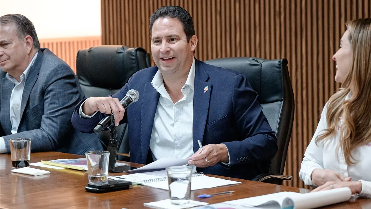 Entre los principales logros se encuentra la implementación del programa “Amor en Movimiento”, con el cual se han atendido más de 4 mil 800 personas mediante servicios de salud gratuitos./Foto: FB Javier Díaz