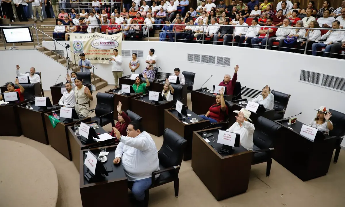 La reforma al ISSTEY fue una iniciativa del gobernador de Yucatán, Joaquín Díaz Mena Foto: Congreso Yucatán