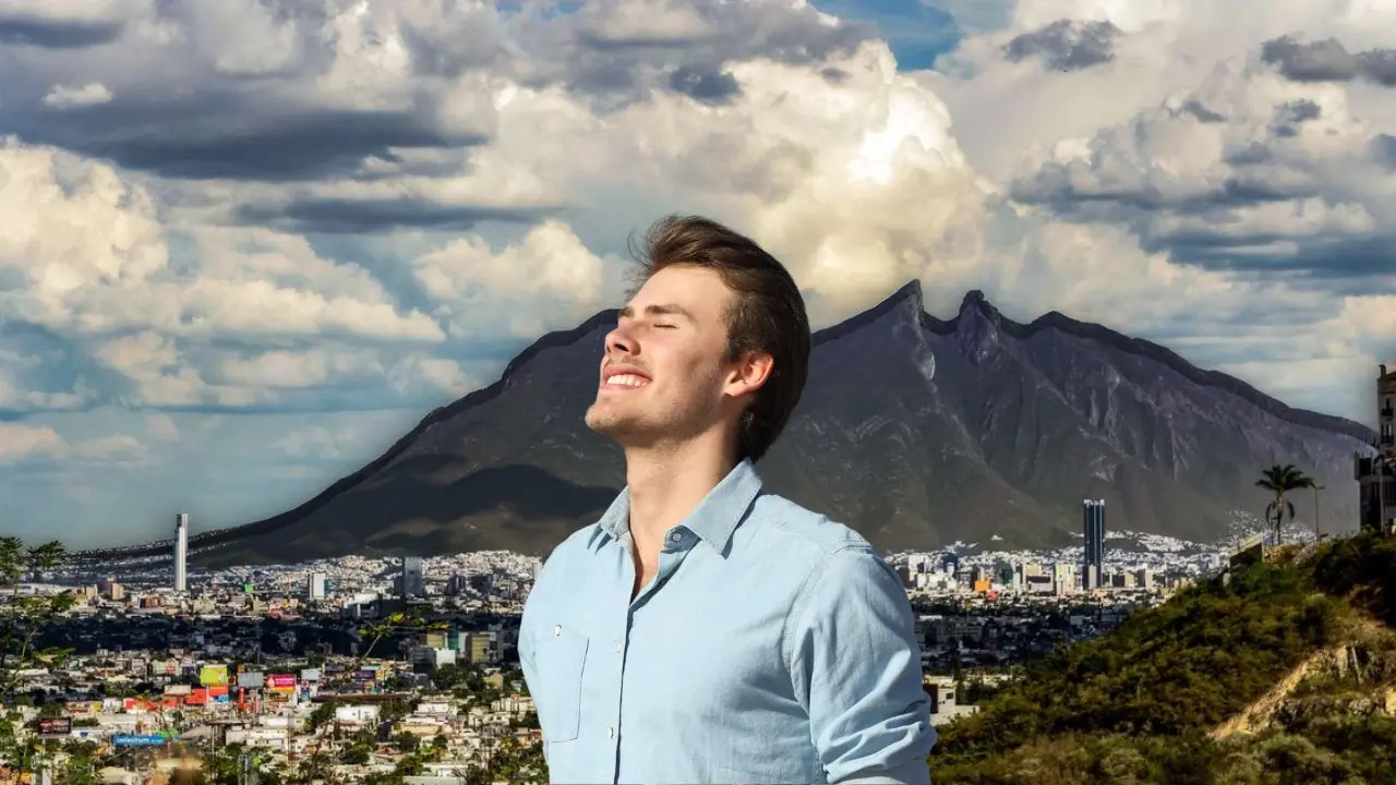 hombre con ojos cerrados y detrás el cerro de la silla Foto: Canva