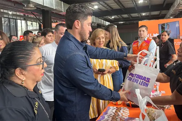 Mariana Rodríguez y Samuel García inauguran el Mercadito Hecho en Nuevo León para celebrar el emprendimiento femenino Mariana Rodríguez y Samuel García inauguran el Mercadito Hecho en Nuevo León para celebrar el emprendimiento femenino