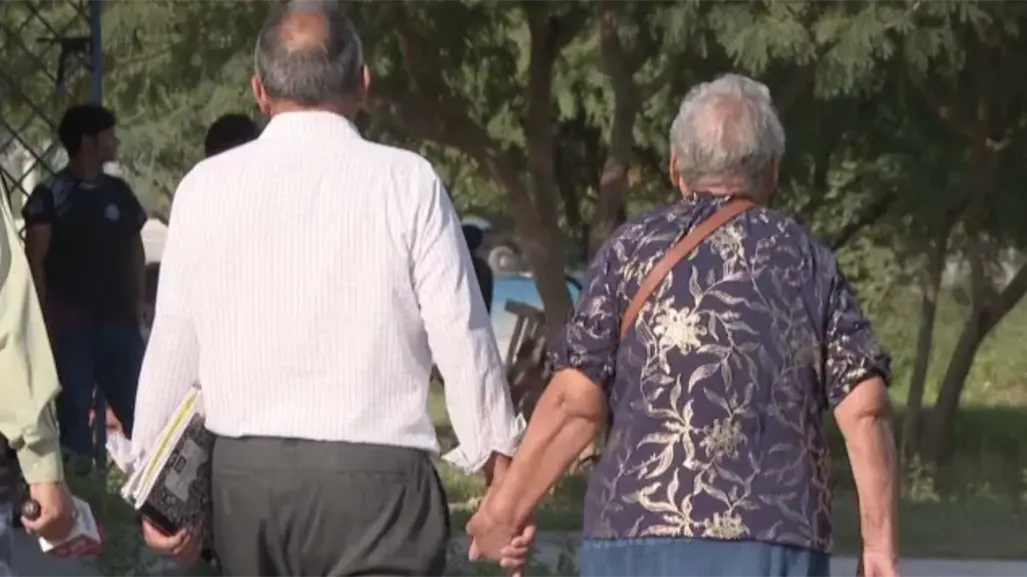 Una pareja de 80 años se inscribe en el CETMAR 35 para terminar el bachillerato y motivar a sus nietos.