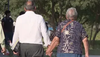 Una pareja de 80 años se inscribe en el CETMAR 35 para terminar el bachillerato y motivar a sus nietos.