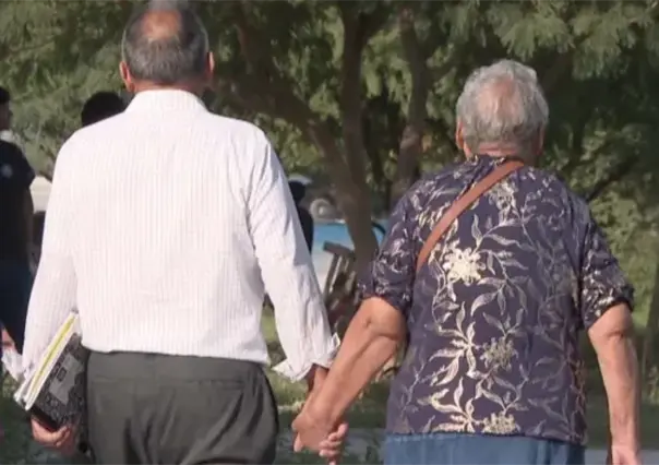 Una pareja de 80 años se inscribe en el CETMAR 35 para terminar el bachillerato y motivar a sus nietos.