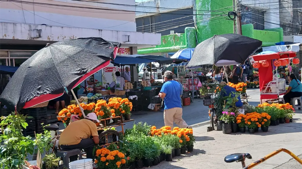El cempasúchil tiñe de naranja las calles de Ciudad Victoria rumbo al Día de Muertos