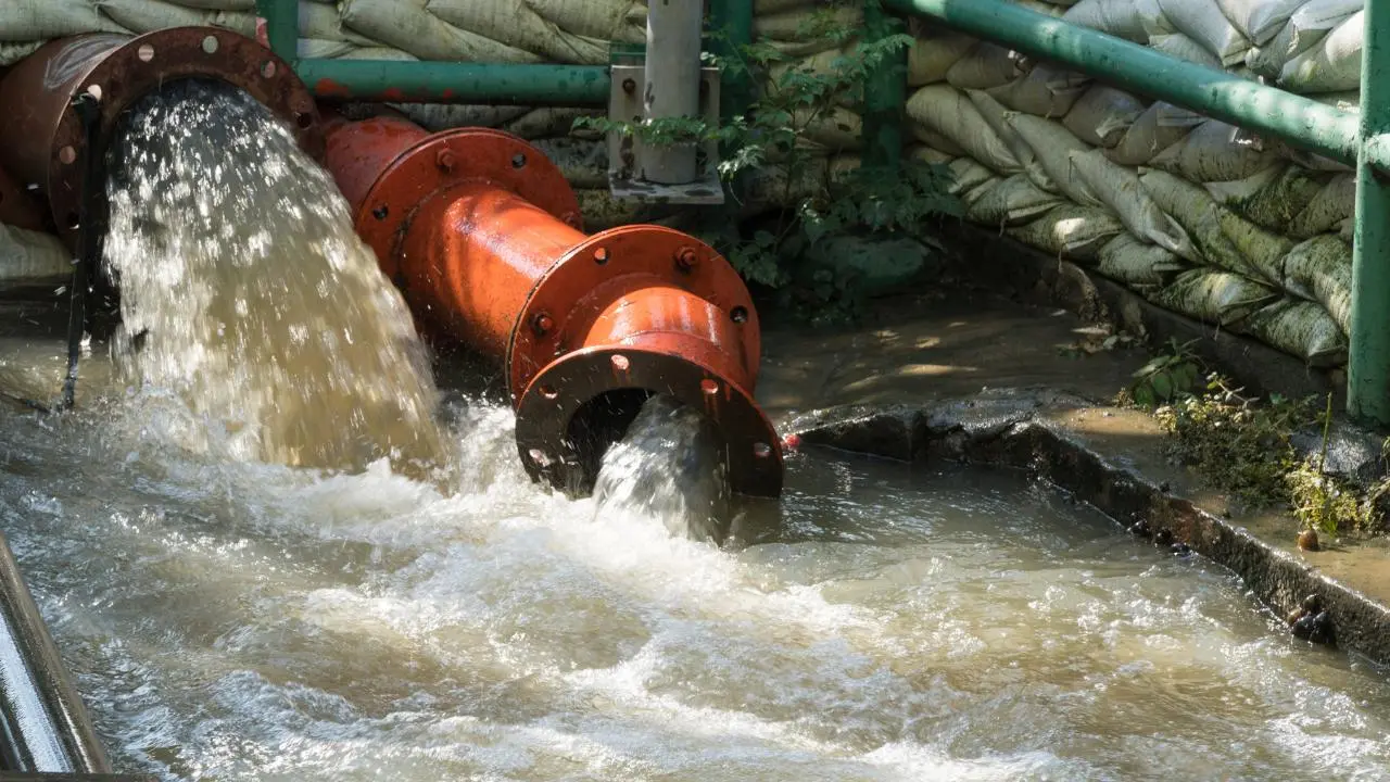 Extracción ilegal de agua moviliza operativos en el Edomex. Foto: @FiscaliaEdomex / Canva