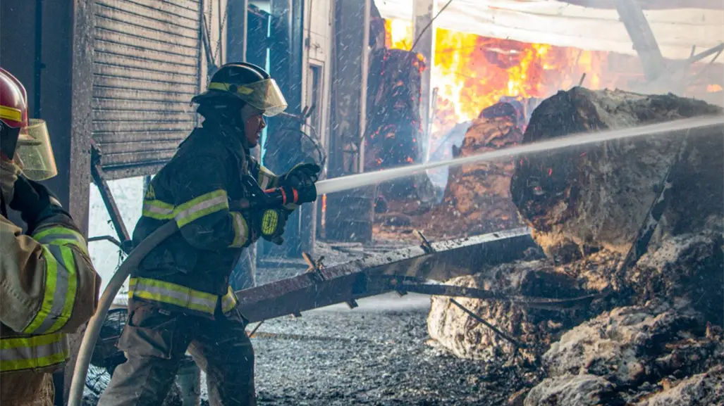 Voraz incendio consume planta de Copanoro en Reynosa; se investiga posible cortocircuito como origen