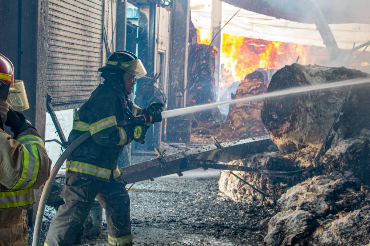 Gigantesco Incendio Arrasa Maquiladora de Papel en Reynosa