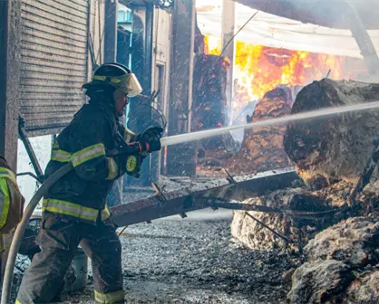 Voraz incendio consume planta de Copanoro en Reynosa; se investiga posible cortocircuito como origen