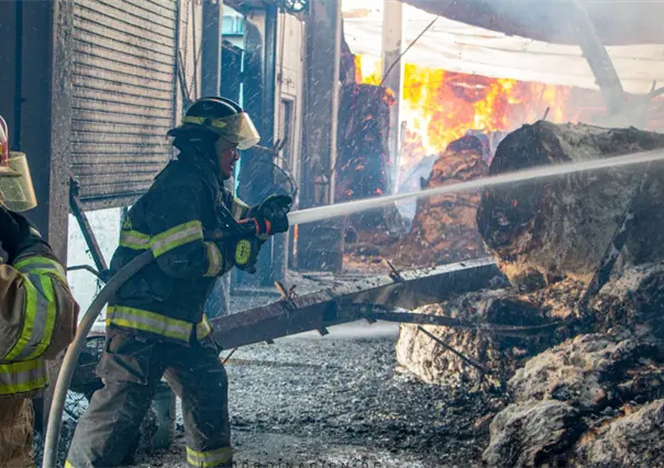Voraz incendio consume planta de Copanoro en Reynosa; se investiga posible cortocircuito como origen