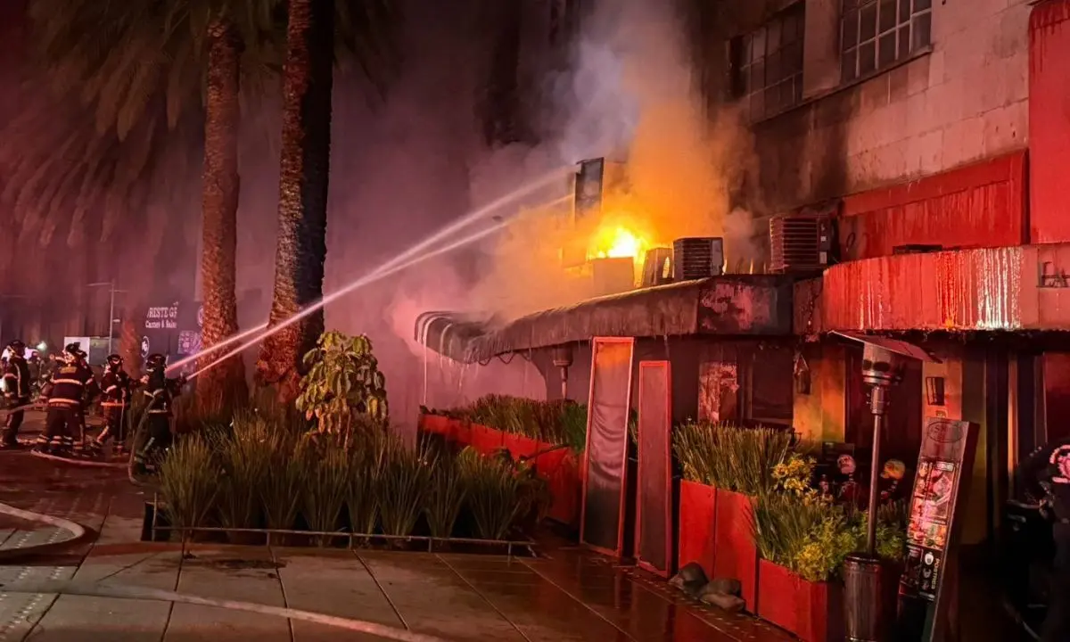 Bomberos de CDMX combatiendo incendio en el restaurante La Soldadera    Foto: Ramón Ramírez