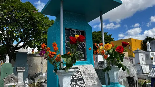 Familias yucatecas limpian tumbas en el Cementerio General de Mérida para recibir el Janal Pixán Familias yucatecas limpian tumbas en el Cementerio General de Mérida para recibir el Janal Pixán