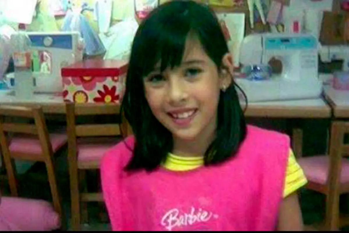 Esta imagen ha circulado en todos los medios locales: es Lisset vistiendo de amarillo y rosa con un letrero de Barbie. Este mes se cumplen 15 años de una desaparición que conmovió a los sudcalifornianos. Foto: Internet.