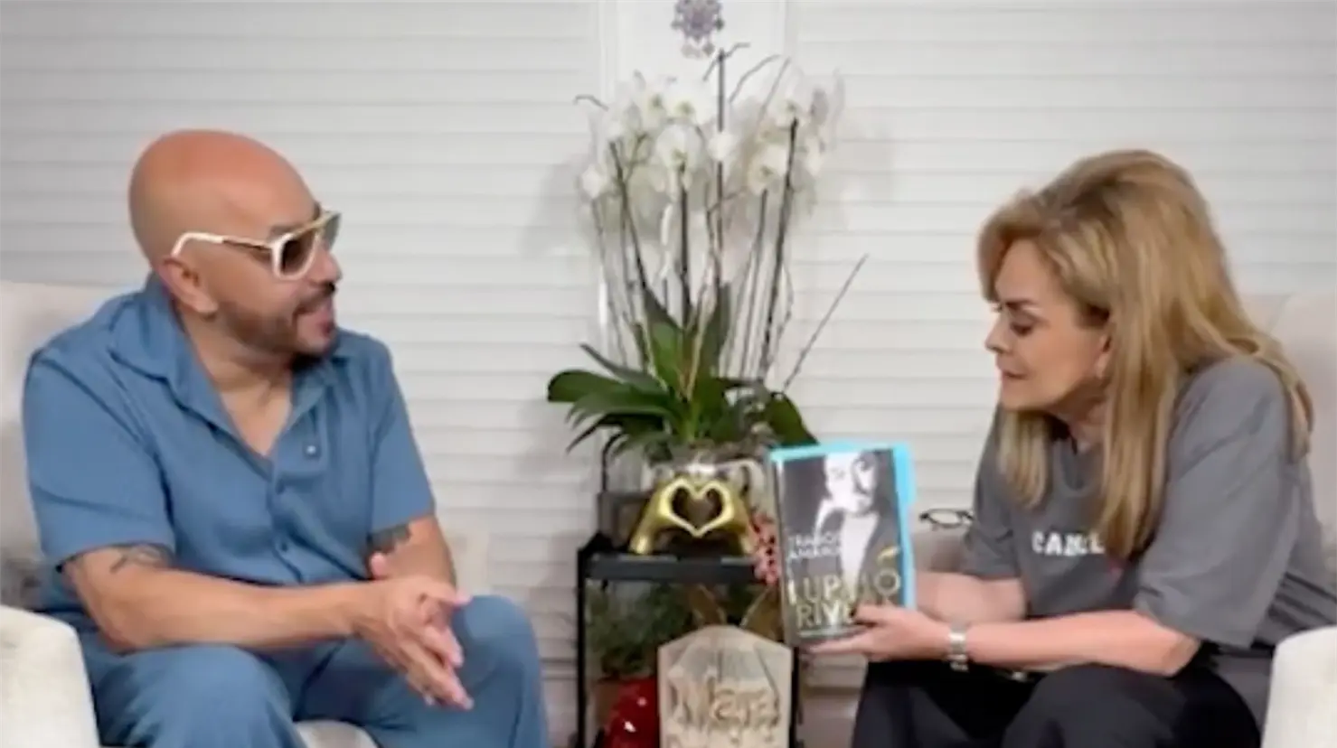 Lupillo Rivera acudió con la periodista Mara Patricia Castañeda para hablar de su libro autobiográfico Tragos Amargos. Foto. Cortesía En Casa de Mara.