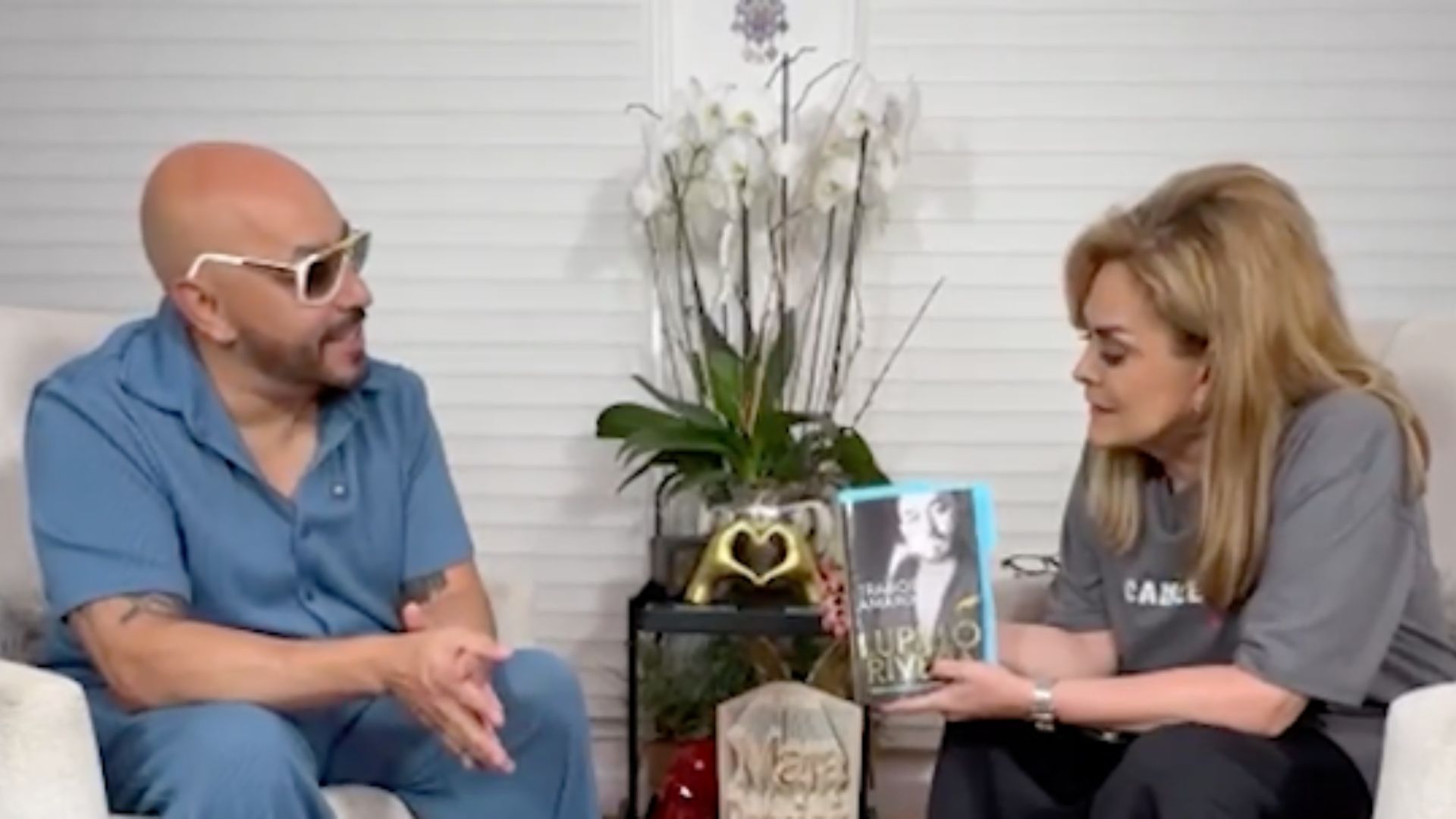 Lupillo Rivera invita al público de POSTA a leer su autobiografía Tragos Amargos Lupillo Rivera invita al público de POSTA a leer su autobiografía Tragos Amargos