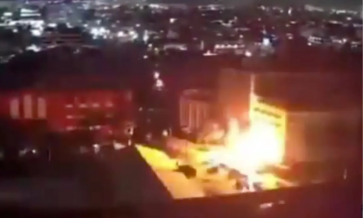 Momento exacto del incendio en el restaurante La Soldadera.  Foto: captura WebCams de México