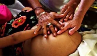 Parteras tradicionales recibirán respaldo institucional para fortalecer la medicina maya