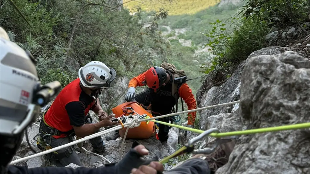 Rescatan a persona lesionada en La Huasteca, Santa Catarina