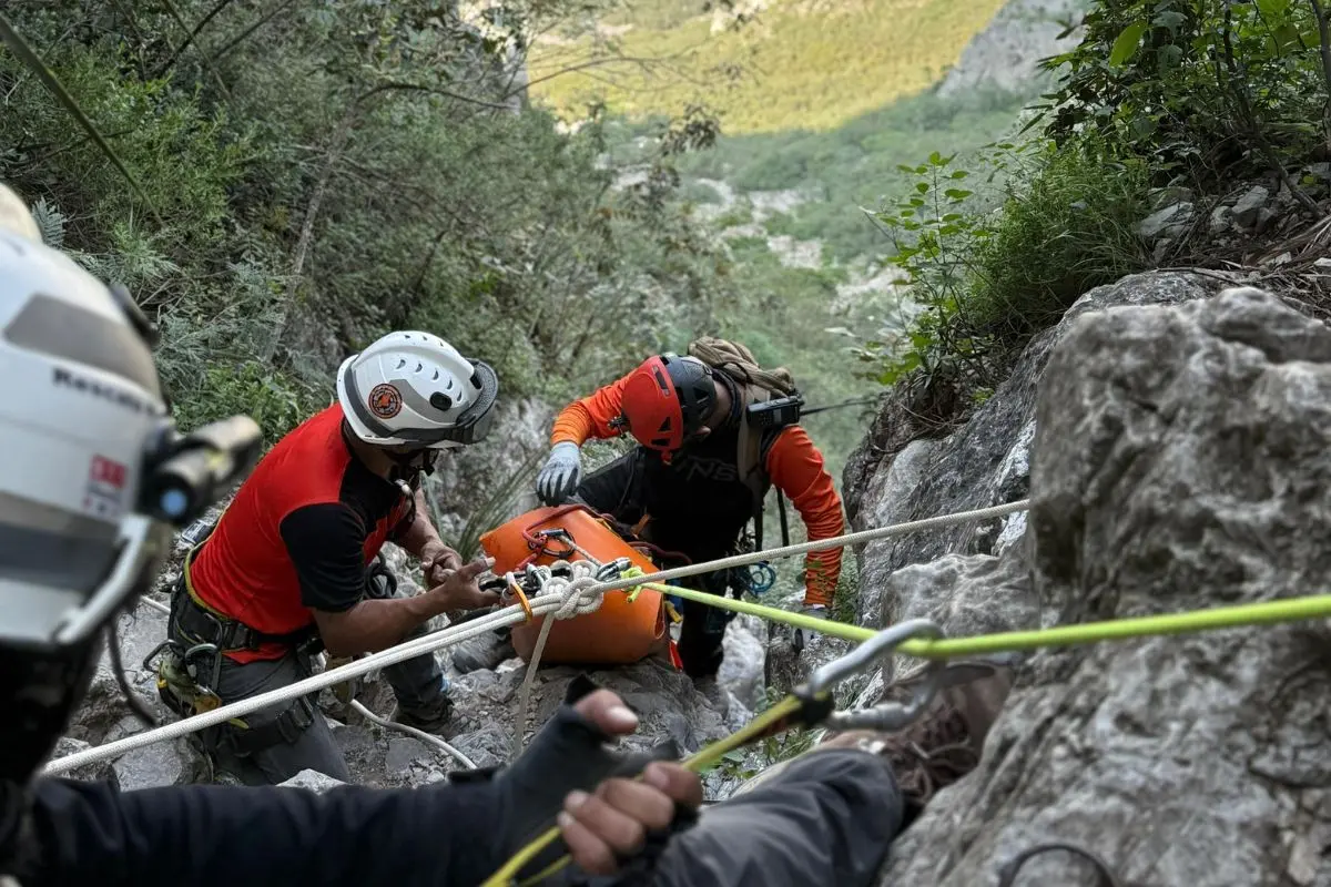 Protección Civil rescata a persona lesionada en La Huasteca. Foto: PCNL