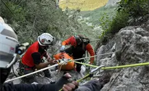 Rescatan a persona lesionada en La Huasteca, Santa Catarina