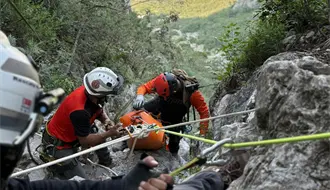 Rescatan a persona lesionada en La Huasteca, Santa Catarina
