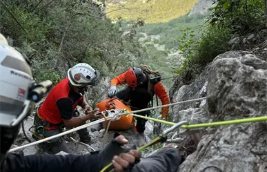 Rescatan a persona lesionada en La Huasteca, Santa Catarina