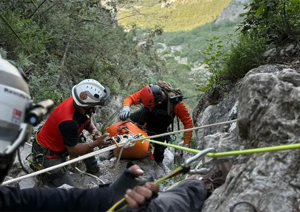 Rescatan a persona lesionada en La Huasteca, Santa Catarina