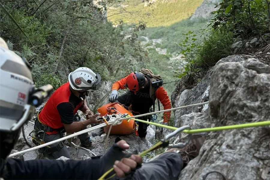 Rescatan a persona lesionada en La Huasteca, Santa Catarina