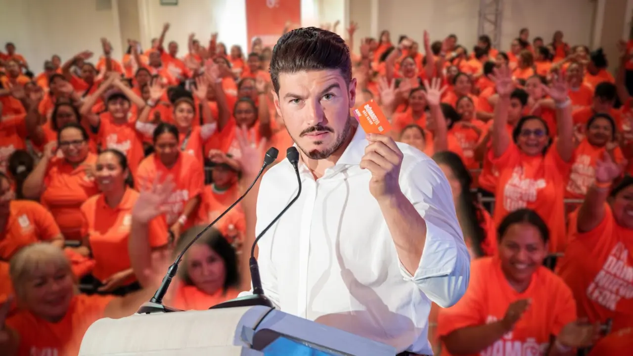 El gobernador Samuel García con la Tarjeta Ayudamos Nuevo León. Foto: Composición Canva