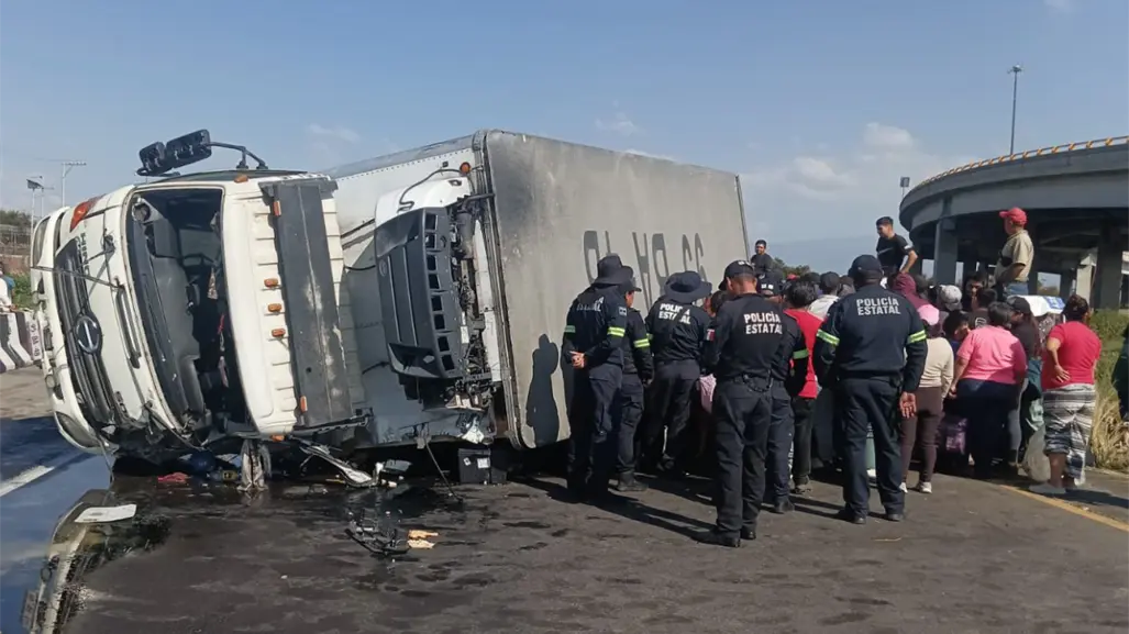 Vuelca tráiler con toneladas de pollo en Ecatepec, Edomex