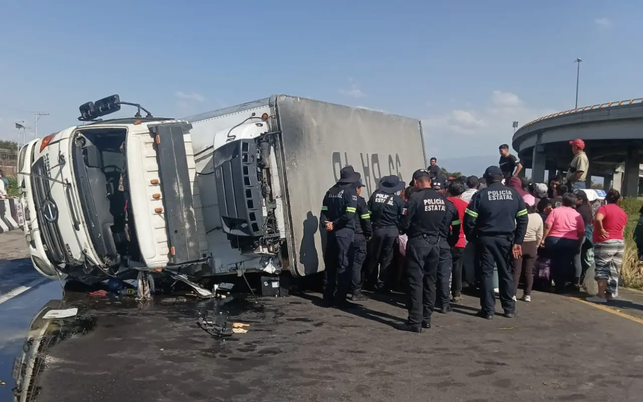 Vuelca tráiler de pollo en el municipio de Ecatepec. Foto: X/ @israellorenzana (Canva)
