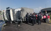 Vuelca tráiler con toneladas de pollo en Ecatepec, Edomex Vuelca tráiler con toneladas de pollo en Ecatepec, Edomex
