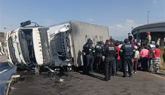 Vuelca tráiler con toneladas de pollo en Ecatepec, Edomex