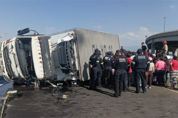 Vuelca tráiler con toneladas de pollo en Ecatepec, Edomex Vuelca tráiler con toneladas de pollo en Ecatepec, Edomex