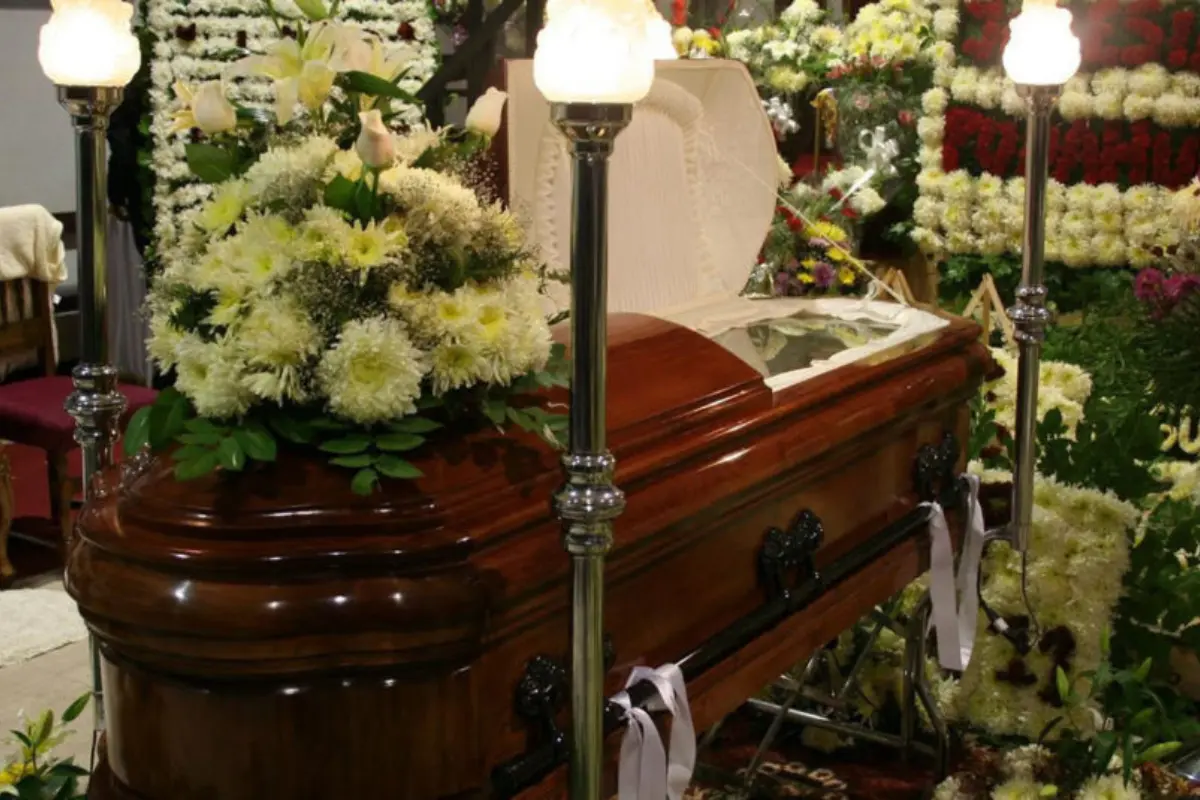 Una iniciativa legislativa busca poner fin a los cobros excesivos en funerarias de Tamaulipas y proteger a las familias de abusos durante los trámites funerarios. Foto: Freepik