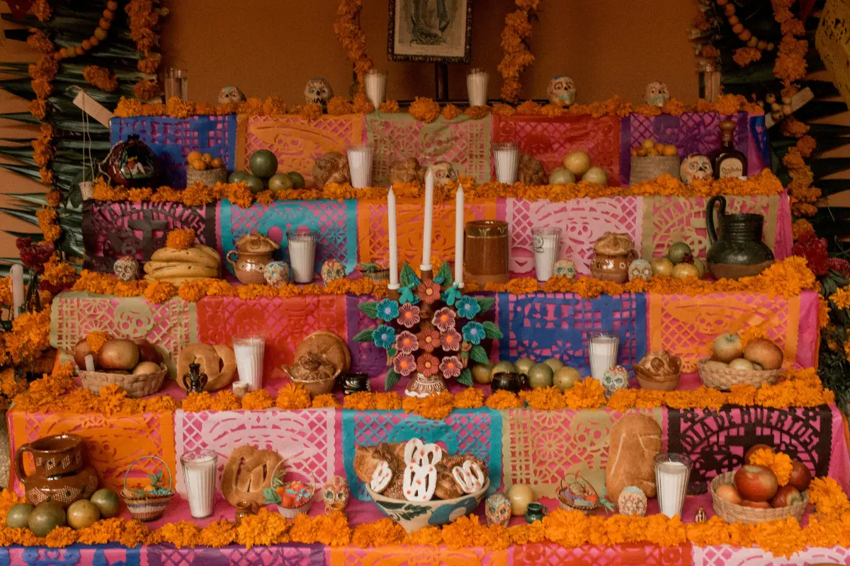 Día de Muertos 2025: ¿Cuánto cuesta poner la ofrenda, según Profeco?. Foto: Canva
