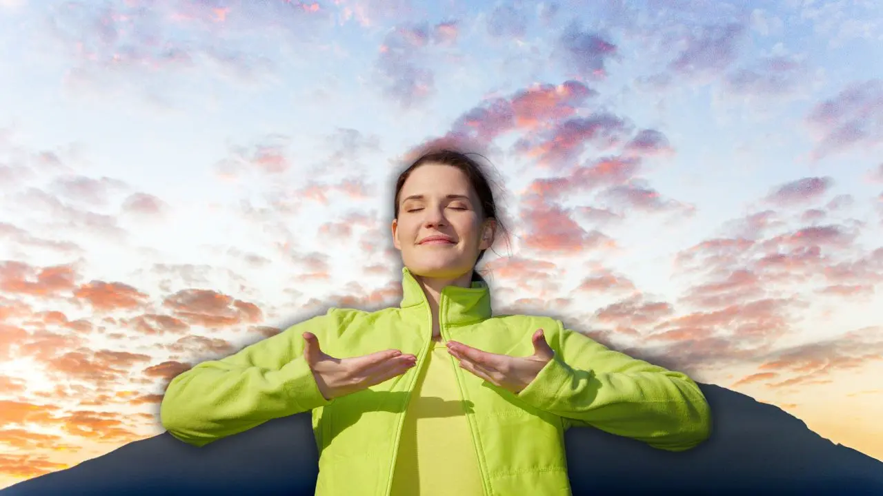 Mujer respirando con un cielo despejado Foto: Canva