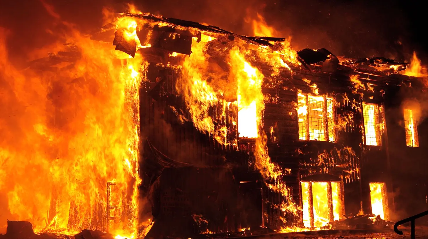 Imagen alusiva de una casa incendiándose Foto: Canva