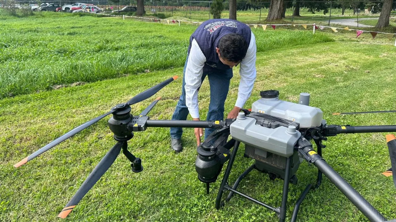 Drones agrícolas llegan al Edomex: así puedes aprovechar sus beneficios. Foto: @edomexinforma_ / Canva