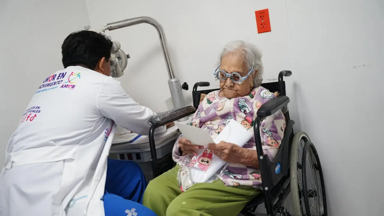 El programa no solo entrega lentes, sino que brinda atención integral a través de su unidad móvil, la cual recorre distintos puntos de la ciudad y comunidades rurales./Foto: DIF Saltillo