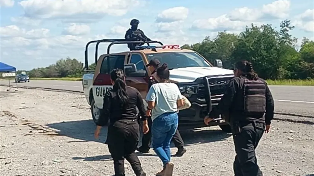 Guardia Estatal de Tamaulipas auxilio a una mujer que caminaba por carretera sola y había sido reportada como desaparecida por su familia