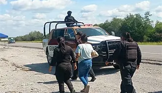 Guardia Estatal de Tamaulipas auxilio a una mujer que caminaba por carretera sola y había sido reportada como desaparecida por su familia