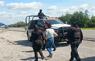 Guardia Estatal de Tamaulipas auxilio a una mujer que caminaba por carretera sola y había sido reportada como desaparecida por su familia
