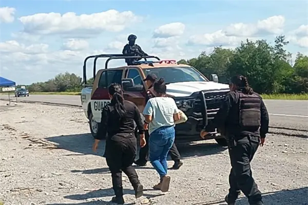 Guardia Estatal de Tamaulipas auxilio a una mujer que caminaba por carretera sola y había sido reportada como desaparecida por su familia Guardia Estatal de Tamaulipas auxilio a una mujer que caminaba por carretera sola y había sido reportada como desaparecida por su familia