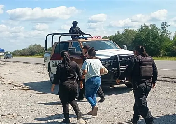 Guardia Estatal de Tamaulipas auxilio a una mujer que caminaba por carretera sola y había sido reportada como desaparecida por su familia
