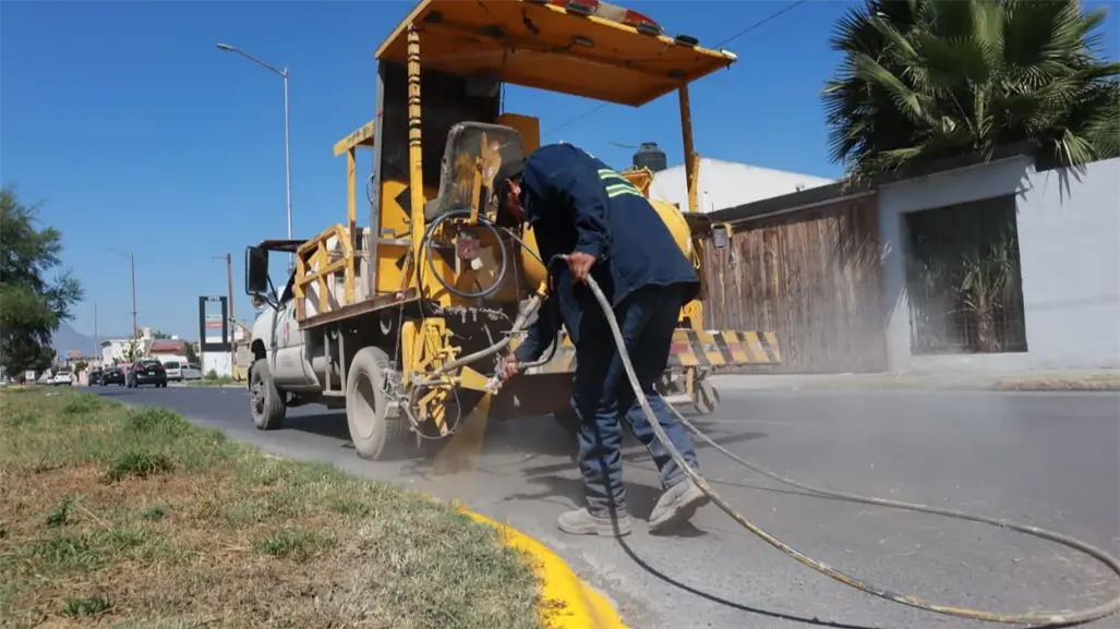 Refuerza Saltillo seguridad vial con el mantenimiento y pintura de camellones