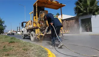 Refuerza Saltillo seguridad vial con el mantenimiento y pintura de camellones