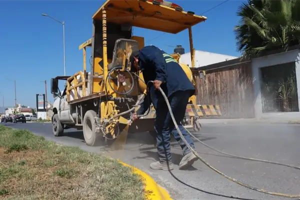 Refuerza Saltillo seguridad vial con el mantenimiento y pintura de camellones Refuerza Saltillo seguridad vial con el mantenimiento y pintura de camellones