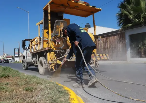 Refuerza Saltillo seguridad vial con el mantenimiento y pintura de camellones